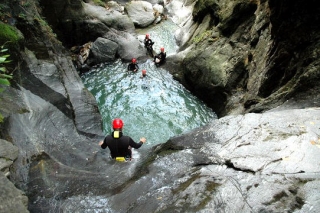  Salta em poças de água com Jennif Air Canyoning